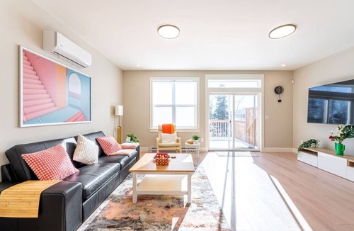 Halifax House | NEW 3 Bedroom Luxury Escape- Deck, BBQ & Fireplace