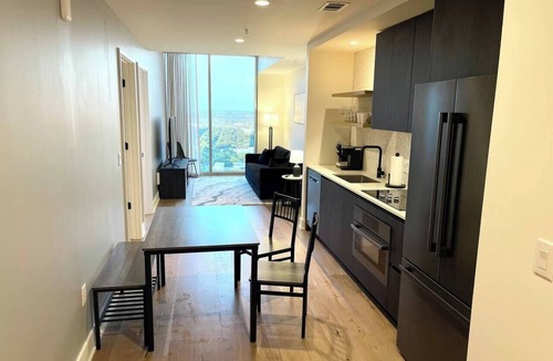Rainey Street Historic District Apartment | New 32nd floor Penthouse condo | Rooftop pool