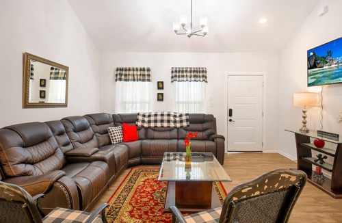 Harlandale House | NEW! 3BD 2BA Family & Pet-Friendly W/D Large Rooms