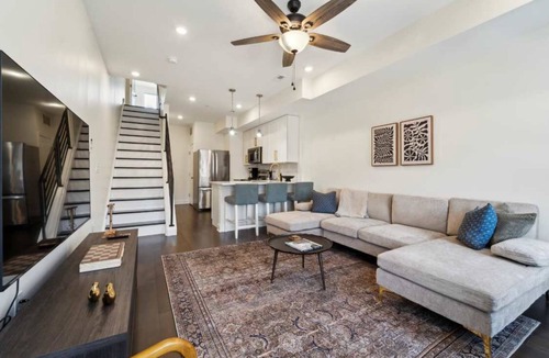 Mantua Apartment | New 3BD/3BA – Roof Deck & City Views