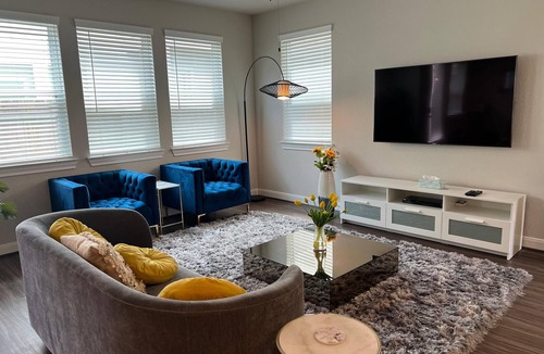 Spring Shadows House | New 3bedrooms 2.5bathrooms with Tesla charging station.