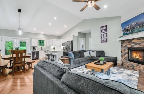Bent Creek House | NEW 3BR-2B home in Asheville with hot tub & firepit! Discounted mid-week stays!
