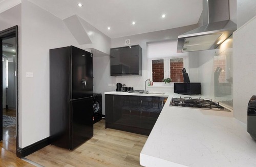 Fenham House | New! 3BR in Baxter Avenue