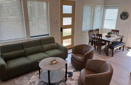 Richmond House | New 3BR Indigo Home King Bed Private Balcony!