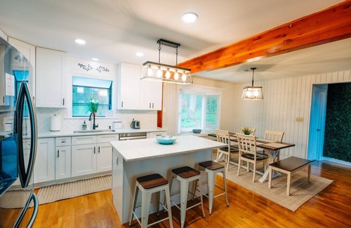 Louisa House | NEW 3BR+Loft, Lakefront, Dock, Firepit, Kayaks