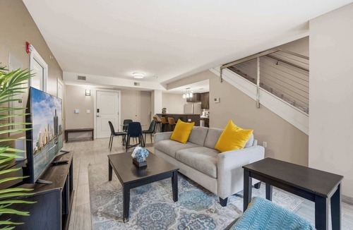 Capitol City Apartment | New 3BR Stylish Downtown Suite