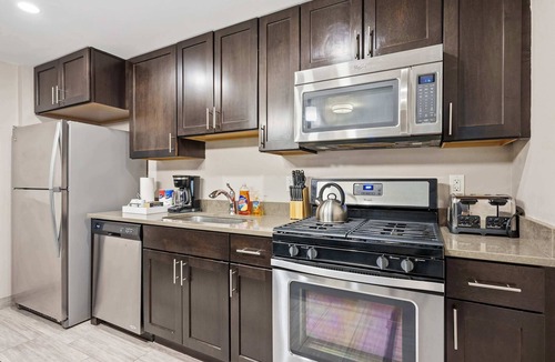 Capitol City Apartment | New 3BR Stylish Downtown Suite