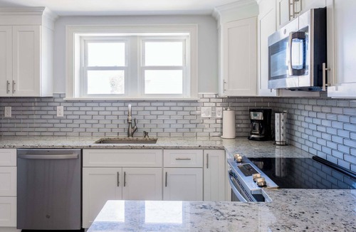 Fifth Ward Apartment | NEW 3BR unit off Thames St with Parking