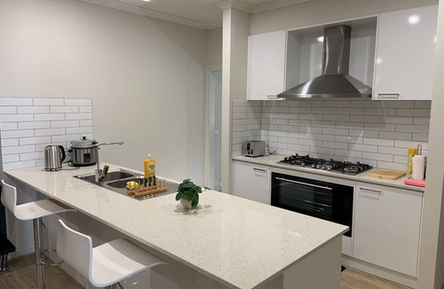 Clyde House | New 4.5 BR Modern Home @Clyde