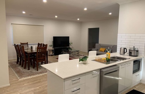 Clyde House | New 4.5 BR Modern Home @Clyde