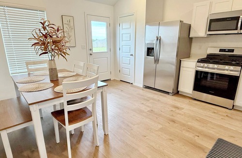 Stillwater House | New 4-bed home Sleeps 8 Half-acre lot 5 miles to OSU