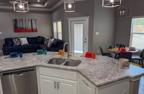 Amistad National Recreational Area House | NEW 4 BED | Pool-Table, Ping-Ping, Arcade, Office