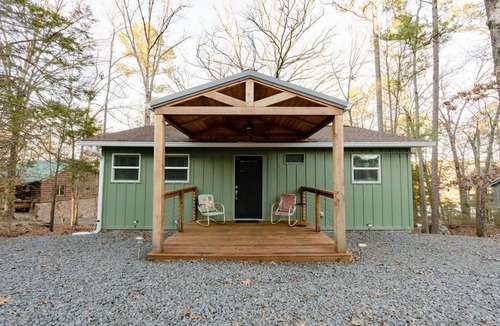 Higden House | New! 4 Bedroom + 2 Bathroom Lakeview Home!
