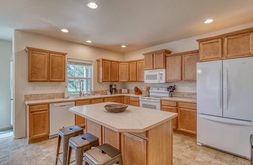 Oregon Water Wonderland House | New 4 bedroom Home Along the Canal and Close to Sunriver!