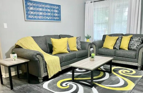 Acton House | *New* 4 Bedrooms, 10 min to Downtown, Sleeps 10!