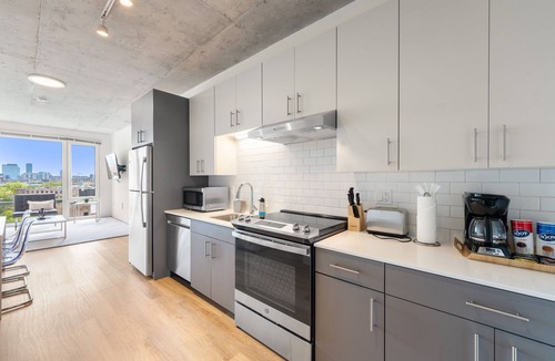 River North Hotel | New 4 King Bed/Family Ready Apartment