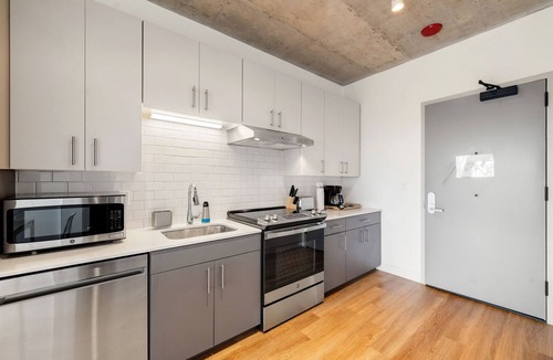 River North Hotel | New 4 King Bed/Family Ready Apartment