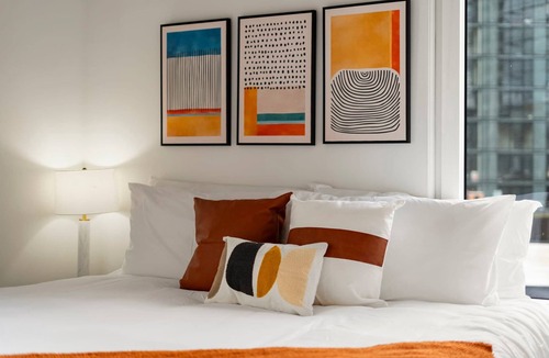 River North Hotel | New 4 King Bed/Family Ready Apartment