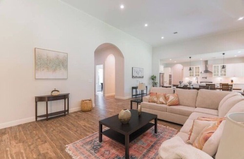 Hufsmith House | New 4bdr in Gated Comm + HUGE Summer Kitchen Area