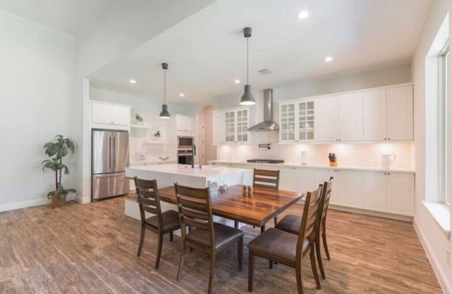 Hufsmith House | New 4bdr in Gated Comm + HUGE Summer Kitchen Area