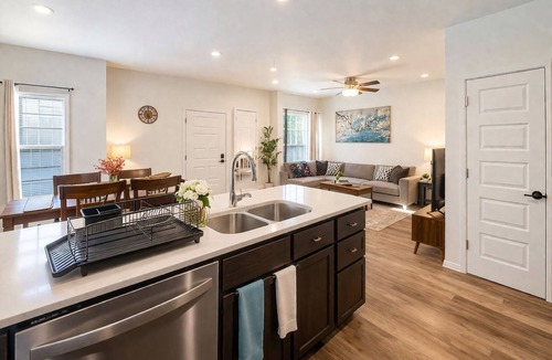 Fayetteville House | New 4BR/4.5BA Luxury Home Ensuite Baths EV Charger Near U of A