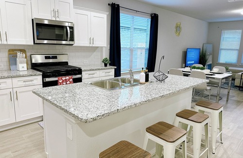 Crowley House | New 4BR Extended Stay Oasis – Pet Friendly Paradise