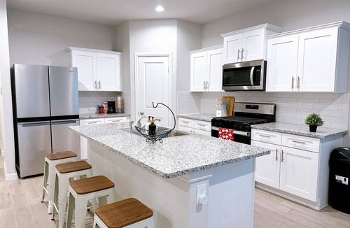 Crowley House | New 4BR Extended Stay Oasis – Pet Friendly Paradise