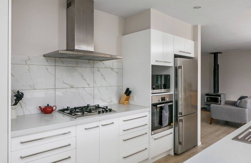 Gisborne House | NEW 4BR Near Beach & CBD