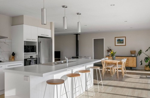 Gisborne House | NEW 4BR Near Beach & CBD