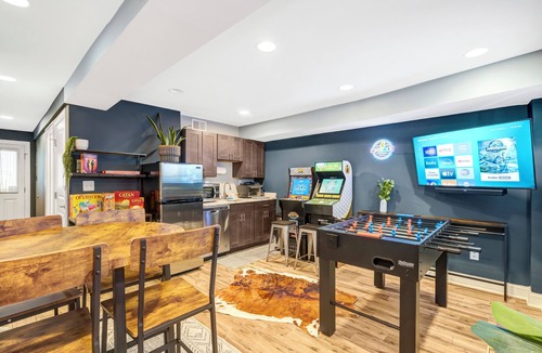 Edgewood House | NEW 4BR Townhouse w Parking for 2, Game Room