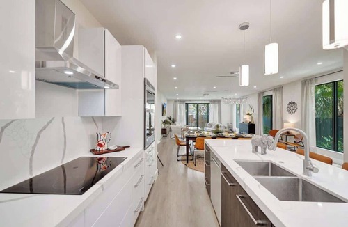Lake Ridge House | New 4BR Upscale Family Haven