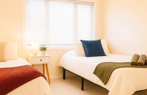 Caledonia House | New 4BR25Bath Stay Close to Key Transit Links