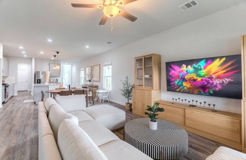 Magnolia House | NEW 5 bdr + lake view + playground + BBQ, fits 10!