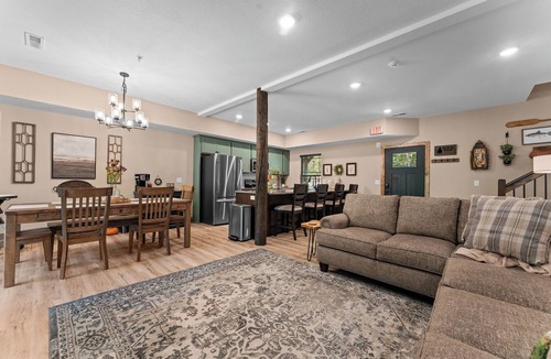 Branson Cabin | New 5 bdrm. Discounts for teachers, 1st responders, pastors, & military.