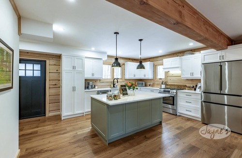 Seguin Cottage | New 5 bed 4 bath cottage on Turtle Lake, Privacy!