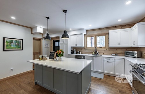Seguin Cottage | New 5 bed 4 bath cottage on Turtle Lake, Privacy!