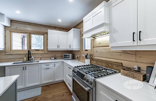 Seguin Cottage | New 5 bed 4 bath cottage on Turtle Lake, Privacy!
