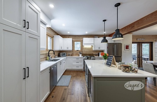 Seguin Cottage | New 5 bed 4 bath cottage on Turtle Lake, Privacy!