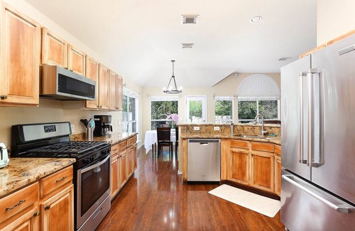 Woodridge House | NEW! 5★ Location & Gated | LUXURY LIVING | Royal Beds 👑