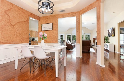 Woodridge House | NEW! 5★ Location & Gated | LUXURY LIVING | Royal Beds 👑