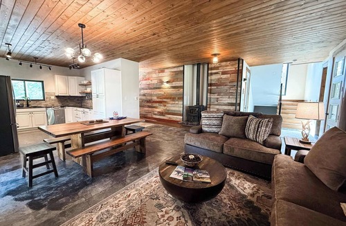 Martin City House | New | 5 Min to Glacier | Hot Tub & Fire Pit