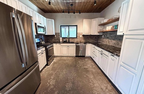 Martin City House | New | 5 Min to Glacier | Hot Tub & Fire Pit