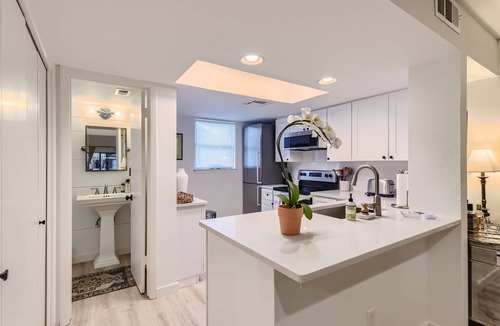 Westfield House | New! 5 mins to Dt | 30 day Rental | Tarrytown!