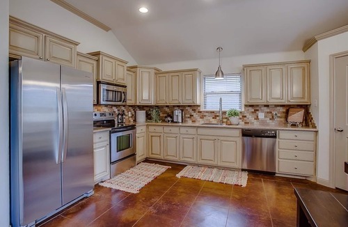 Lubbock House | *NEW* 5 Star Luxury Cozy Private Santa Fe Style w/Jacuzzi Hot Tub