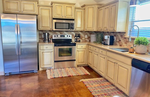 Lubbock House | *NEW* 5 Star Luxury Cozy Private Santa Fe Style w/Jacuzzi Hot Tub