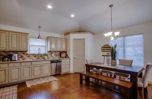 Lubbock House | *NEW* 5 Star Luxury Cozy Private Santa Fe Style w/Jacuzzi Hot Tub
