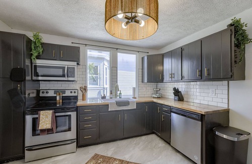 Bethany House | New 5BD Near UNL & DT - Poker Table & Games