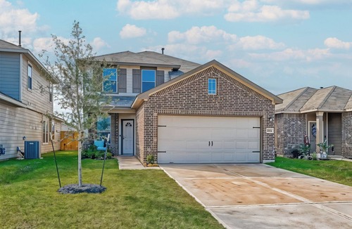 Conroe House | New 5br house with 4 king beds · Hot tub · Pets OK · Work space · 75" 4K TV