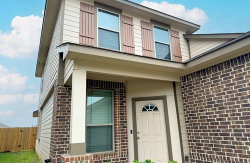 Conroe House | New 5br house with 4 king beds · Hot tub · Pets OK · Work space · 75" 4K TV