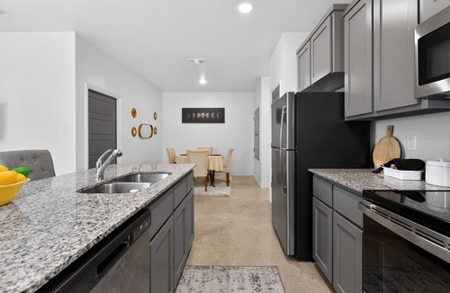 Temple House | New! 6 BR Duplex w/Fenced Yard, Pet-Friendly!